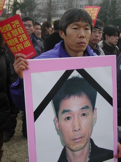 지난해 장기파업과 관련해 업무방해 혐의로 구속되었다가 18일 보석으로 풀려난 임병섭(47)씨. 임씨는 첫 공판을 받던 9일 오전 재판장에서 변호사를 통해 '분신자살' 사건이 있었다는 말을 들었고, 오후에 고 배달호씨가 그 주인공이라는 사실을 알았다고 한다. 임씨는 그 소식을 듣고 울었으며, 뒤에 유서를 읽고서도 많이 울었다고 털어놓았다. 